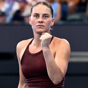 星空电竞平台官网-布里斯班“霉杯”魔咒再显灵，科斯秋克澳网首轮受伤出局引警醒