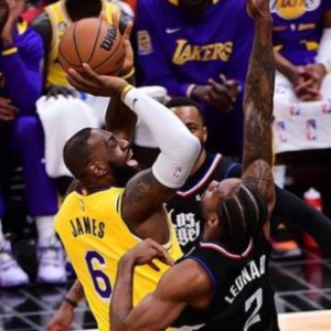 星空电竞-第四节为何依然不放弃？詹姆斯：我们新阵容欠磨合